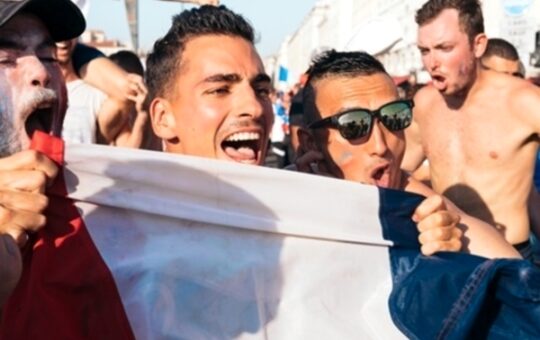 Làm sao đọc biểu đồ biến động odds để xác định hướng đi của kèo?